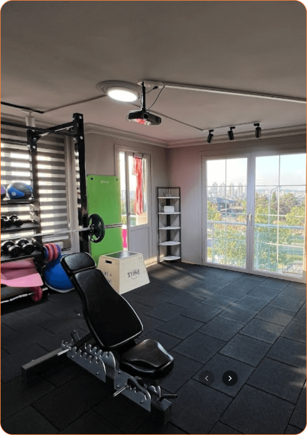 personal training studipo with benchpress and quality equipments